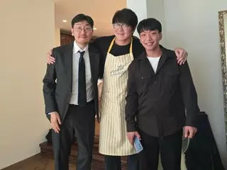 Singer Sung Si Kyung serves Chinese food to the Black and White Spoon chef...where does this confidence come from?