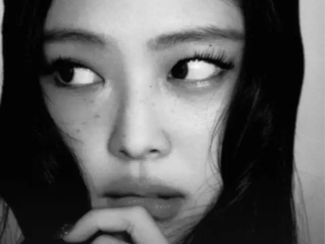 BLACKPINK's JENNIE, a beauty that pops out from the monochrome... shows off her elegant new profile photo