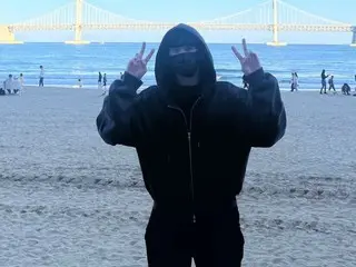 Actor Kim Soohyeon makes a peace sign with the Busan ocean in the background... his handsome aura is hard to hide