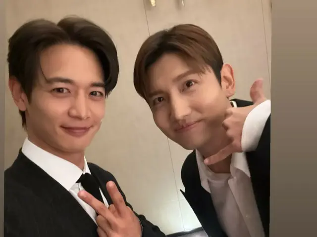 SHINee's Minho has released a photo of himself with MC TVXQ's Changmin after completing a press conference to commemorate the release of his new album "CALL BACK"!