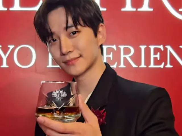 "2PM" JUNHO, dandy charm in black suit... posing with a glass (video included)