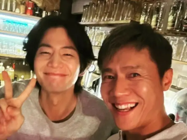 Actor Park Ho San pays tribute to the late Song Jae Lim with a photo of the two of them... "Unbelievable"