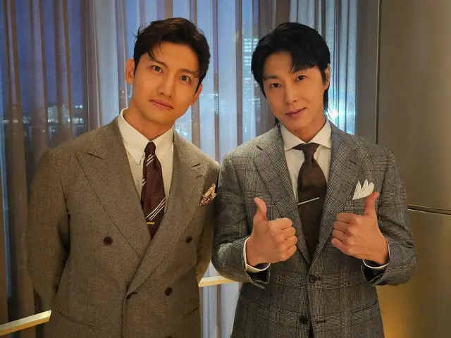 TVXQ's Changmin and Yunho (U-KNOW) attend the illumination lighting ceremony... Their handsome suits catch everyone's attention