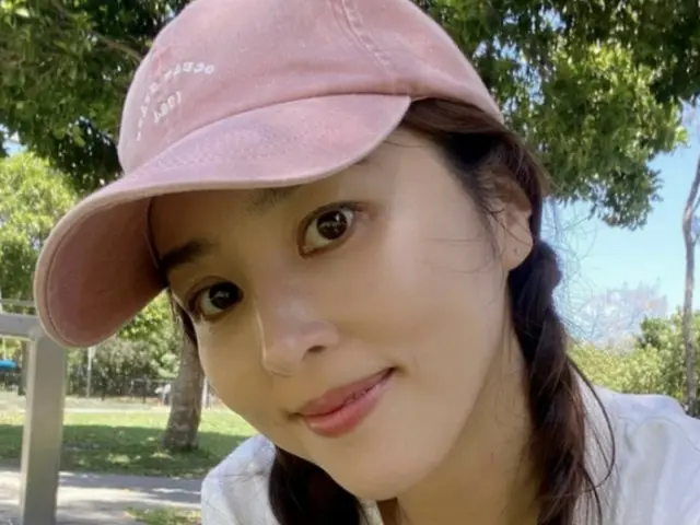 Actor Han Hye-jin, in her 40s, takes cute selfie with twin tails... still looks like a college student