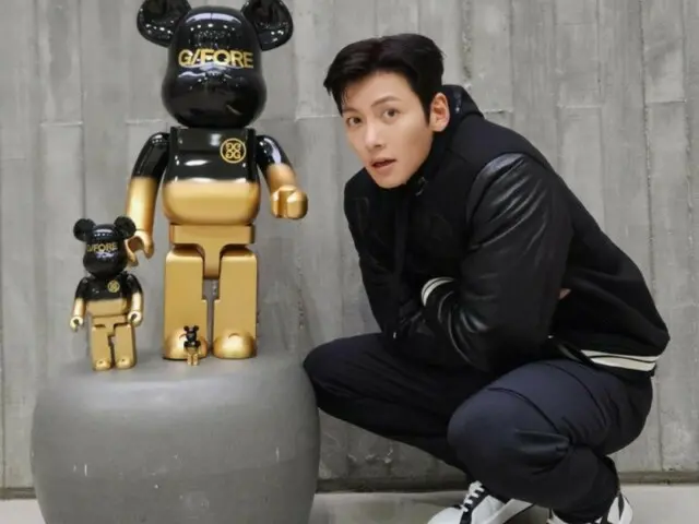 Ji Chang Wook, cute pose with a bear figure... the best combo