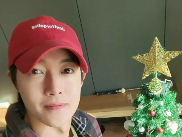 Kim Hyun Joo (Rida) gets into the Christmas spirit a little early...her dogs seem happy too