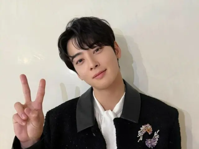 "ASTRO" Cha EUN WOO, a warm smile and cute pose...prince-like visuals