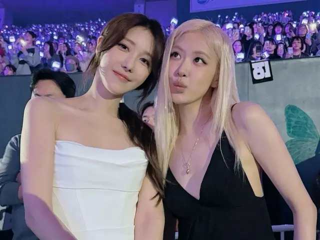 Actress Lee Ji A, the pure white goddess descends... Also a photo with BLACKPINK's Rosé