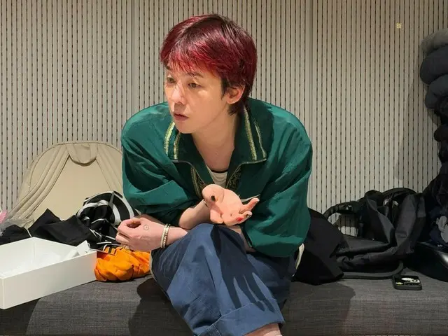 G-DRAGON (BIGBANG) reveals photos from the practice room... his cute face