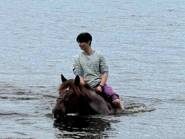 ASTRO's Cha EUN WOO releases behind-the-scenes footage from "Finland Rental Living"... "A prince riding a black horse"