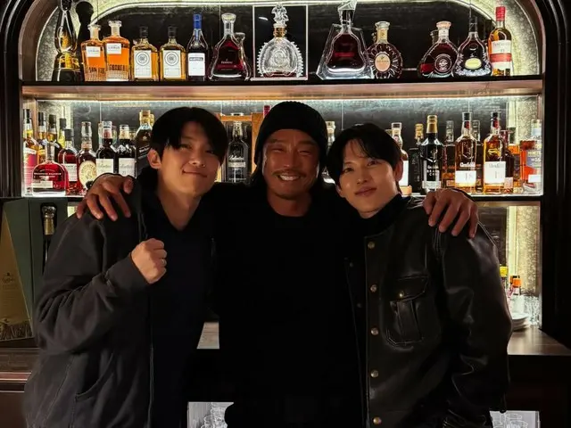 Yoshihiro Akiyama, smiling brightly in a three-shot with Lim Siwan & DEX... "A man's romance"