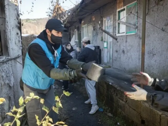 Actor Jo In Sung and actress Han JIMIN participate in charcoal sharing volunteer work for the fourth year... "We hope you have a warm winter"