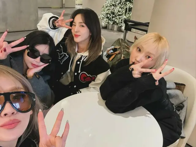 2NE1's Dara releases a photo of the entire 2NE1 group... "Isn't this a photo from 10 years ago?" to the baby-faced beauty