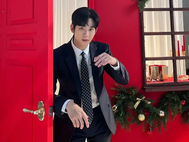 Actor Kim Soohyeon reveals behind-the-scenes footage of a commercial filled with Christmas atmosphere... He's bursting with good looks in front of the Christmas tree