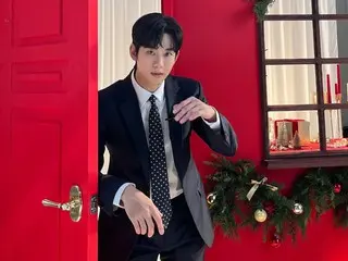 Actor Kim Soohyeon reveals behind-the-scenes footage of a commercial filled with Christmas atmosphere... He's bursting with good looks in front of the Christmas tree