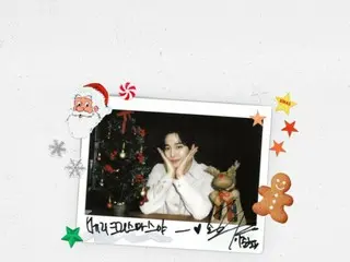 2PM's JUNHO gives the one and only Christmas present... a signed Polaroid photo