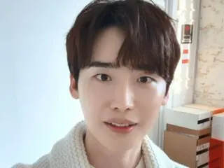 Lee Jung-suk, with a bright smile and Christmas message... "I hope to see you more next year"