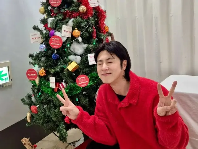 "TVXQ" Yunho (U-KNOW) makes a peace sign in front of the Christmas tree... "Merry Christmas"