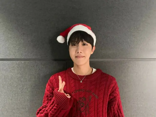 "BTS" J-HOPE, Christmas greeting in red knit and Santa hat (video included)