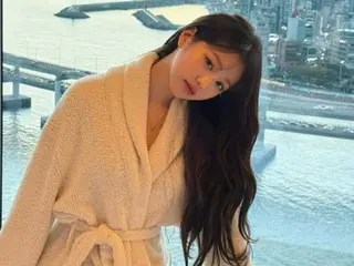 IVE's Jang Won Young enjoys a relaxing day in a shower gown