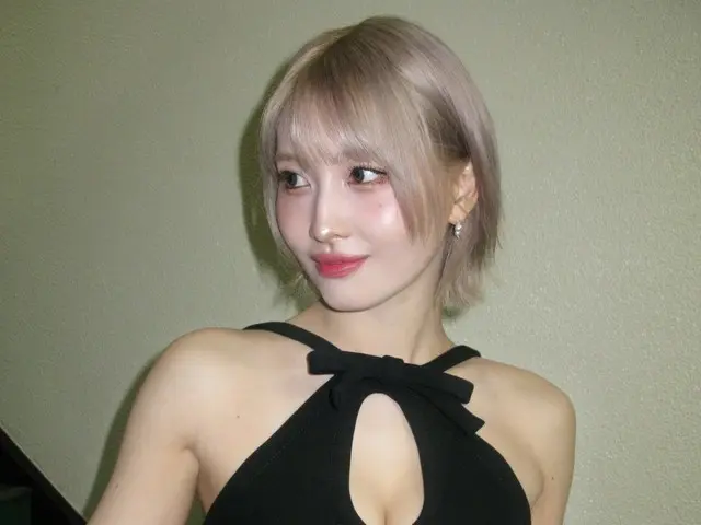 "TWICE" Momo exudes sexiness in a low-cut dress