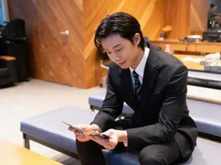 Park Seo Jun makes even a classic suit look fashionable... his dandy look makes him more trustworthy