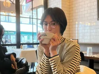 Song Hye Kyo is cute with her short hair and round glasses... she looks 10 years younger