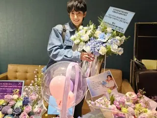 Actor Lee Jun-gi greets Lunar New Year surrounded by lots of flowers... "Lee Jun-gi is better than flowers"