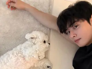 ASTRO's Cha EUN WOO reveals his daily life with his beloved dog during the Lunar New Year holidays... Even when lying down, he has a "genius face"