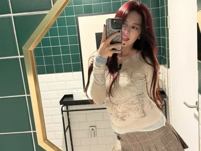 "IVE" An Yu Jin proves her natural slenderness in figure-hugging clothes