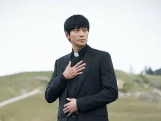 Kang Dong Won in priest's robes appears as the fairy at the end of the movie "Black Nuns"... A holy visual even after 10 years