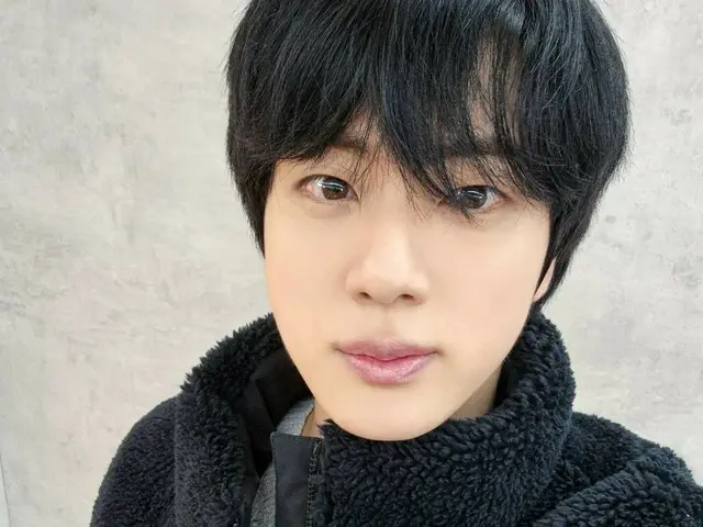 "BTS" JIN, catches everyone's attention with his beautiful selfie... Truly a "worldwide handsome"