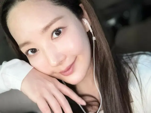 Park Min Young shows off flawless, glowing skin without makeup