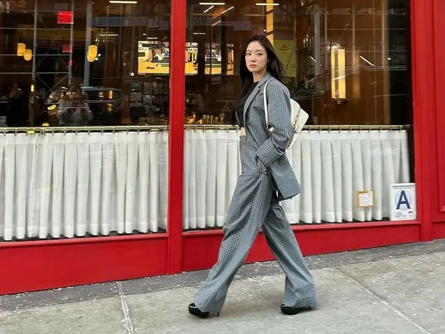 Lee Se Yeong, wherever she walks down the street, she's on the runway... She overwhelms the attention with her chic beauty