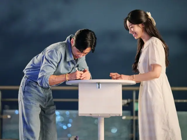 Jin Young (former B1A4) & Dahyun (TWICE) from the Korean version of "You Are the Apple of My Eye" release their heart-fluttering stills... Captured on a date at Namsan Tower