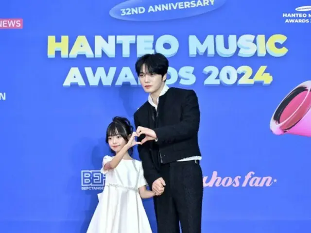 Jaejung and his cute partner attend the Hanteo Music Awards red carpet event