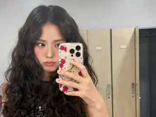 BLACKPINK's Jisoo, hippie perm and sparkly outfit... princess descends