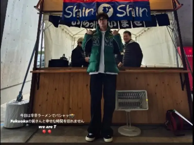 "TVXQ" Yunho (U-KNOW) poses in front of a Hakata ramen catering stall