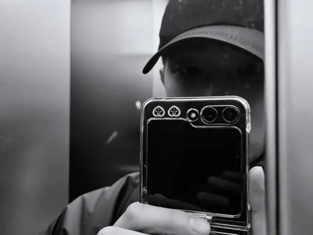 "BTS" RM releases mirror selfie of "dischargeD-100"... "KUROMI" smartphone case catches attention