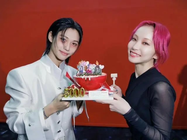 Felix of Stray Kids celebrates Japanese singer LiSA's 5000th day since debut with cake... Two-shot photo released