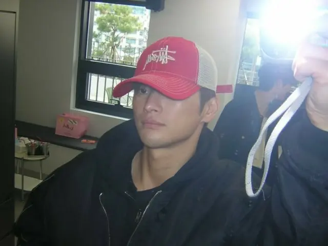 Seo In Guk exudes natural charm...engrossed in the camera