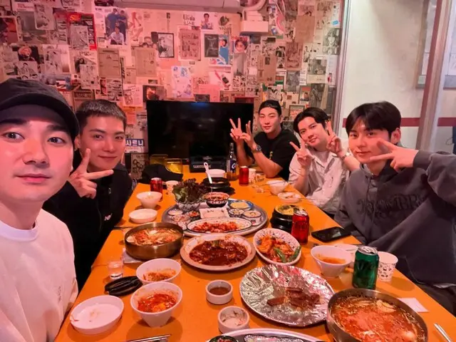 NU'EST's Aron releases photos of the five of them dining together... Including Kim Jong Hyun (JR) and Hwang Minhyun, who are currently serving in the military