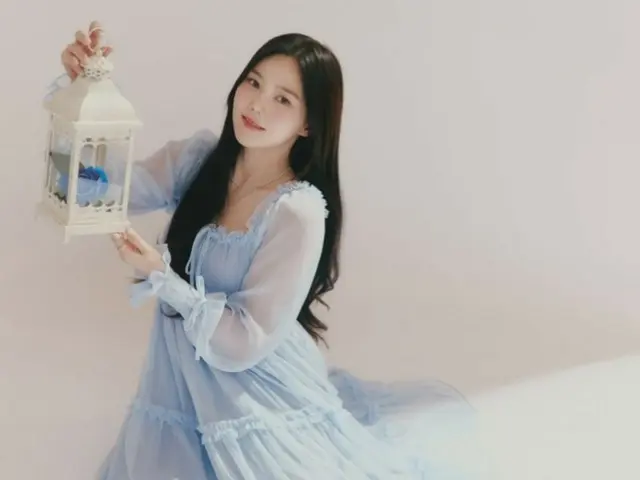 Celebrating their 10th debut anniversary, OH MY GIRL releases individual posters for their solo concert... What's the blue rose in the lamp?