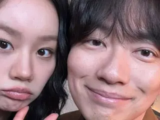 HYERI x Lee DongHwi, friendship in "Reply" is still going strong... They take a selfie with their faces pressed together