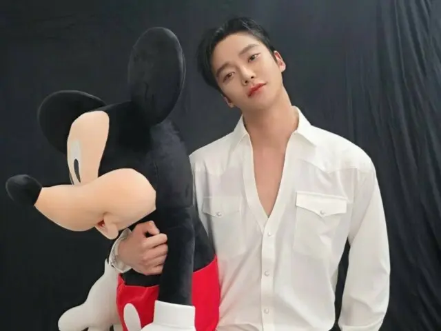 Ro Woon (SF9) exudes a sexy aura in an all-white look... Mickey is jealous