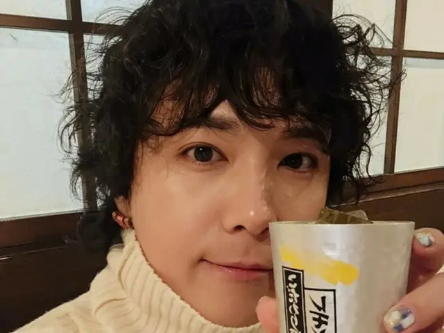 FTISLAND's Lee HONG-KI takes a breather after finishing his Nagoya live performance? ... "It all ended safely.... beep beep beep"