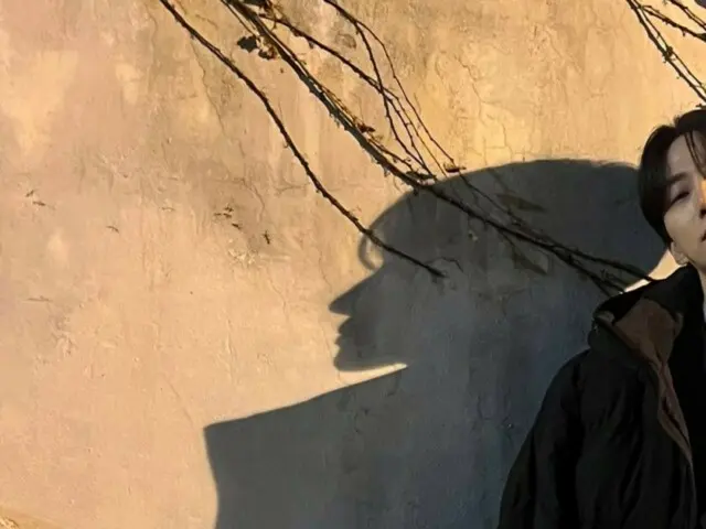 2PM's JUNHO is handsome and cool even in his shadow...filming a new TV series?