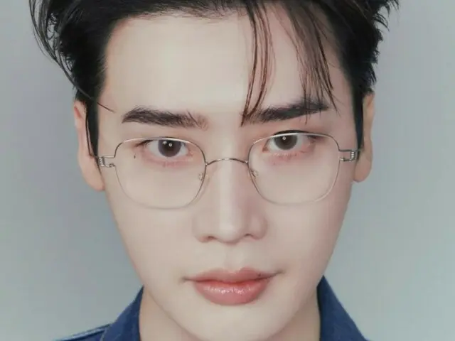 Lee Jung-suk graces the cover of fashion magazines "SINGLES" and "Singles JAPAN"... with glasses, he exudes an intellectual vibe