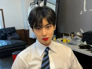ASTRO's Cha EUN WOO reveals behind-the-scenes footage from the "Beauty of SSG" commercial shoot... He looks great in bright red lipstick