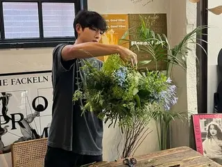 Actor Song Joong Ki is obsessed with flower arranging... He's ready to play a florist